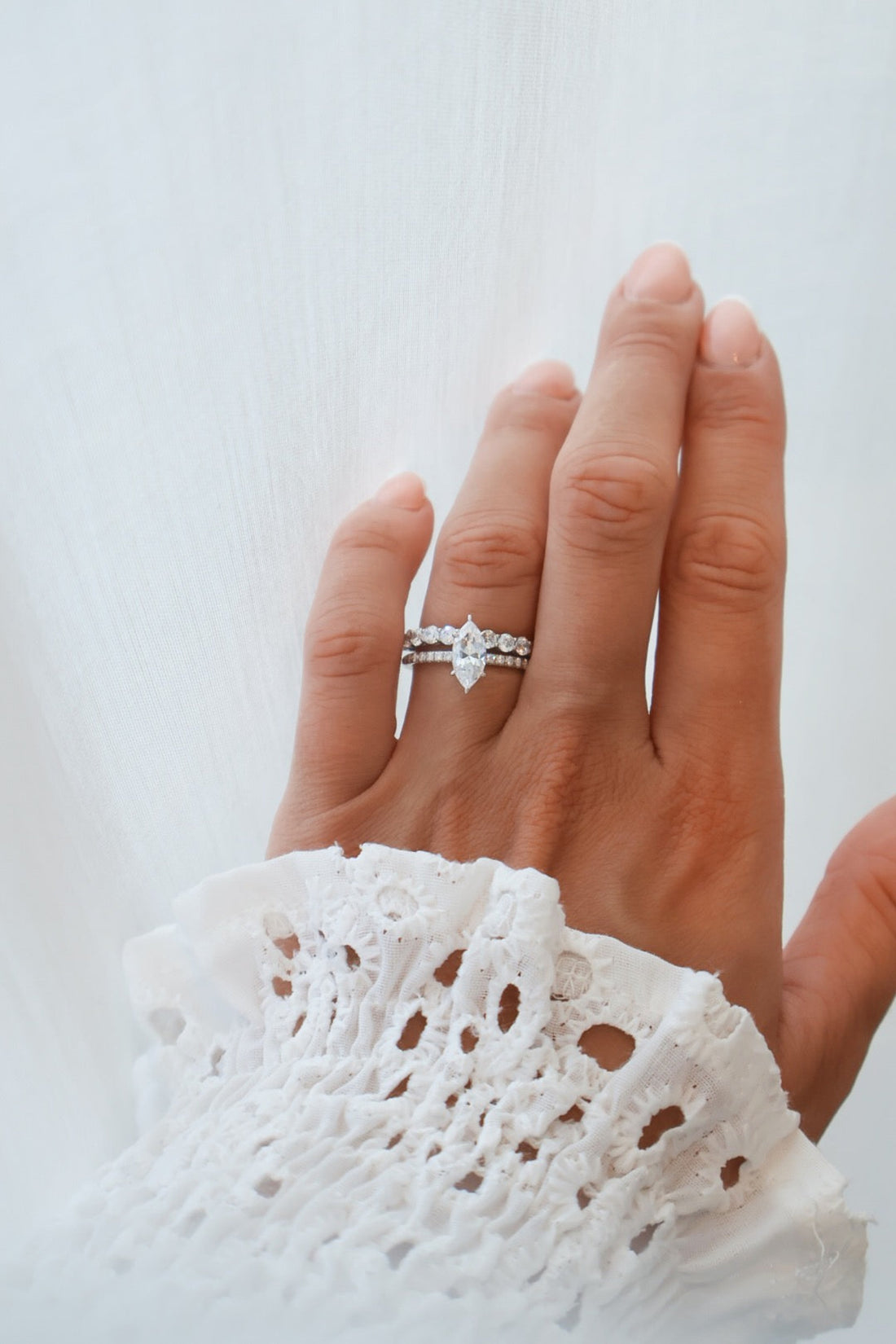 Madison Marquise Cut 1,00 ct med sidostenar i 18K återvunnet vitguld