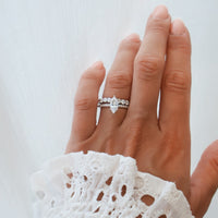 Madison Marquise Cut 1,00 ct med sidostenar i 18K återvunnet vitguld