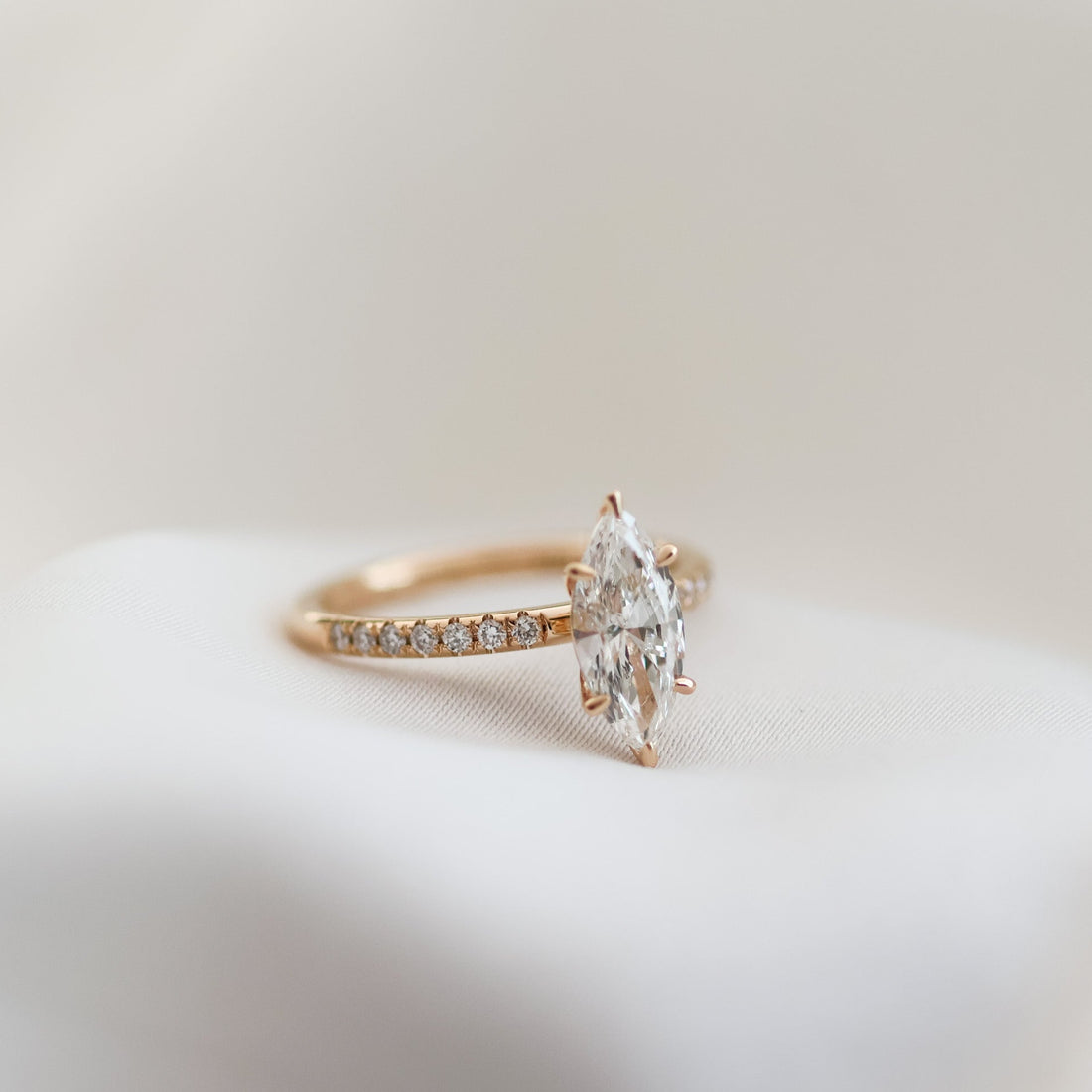 Madison-marquise-1_00-sidostensring-rodguld