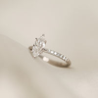 Ernst Forssell Collectées Madison Marquise Cut 1,00 ct Förlovningsring med sidostenar