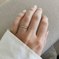 Petite-Julie-vitguld-vigselring