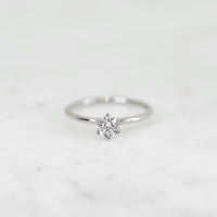 adele-0,50-vitguld-forlovningsring-solitarring