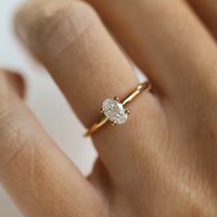 claire-oval-cut-0_40-rodguld-forlovningsring