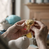 skultuna-x-lisa-larson-sittande-lejon