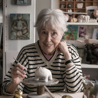 skultuna-x-lisa-larson-sittande-lejon