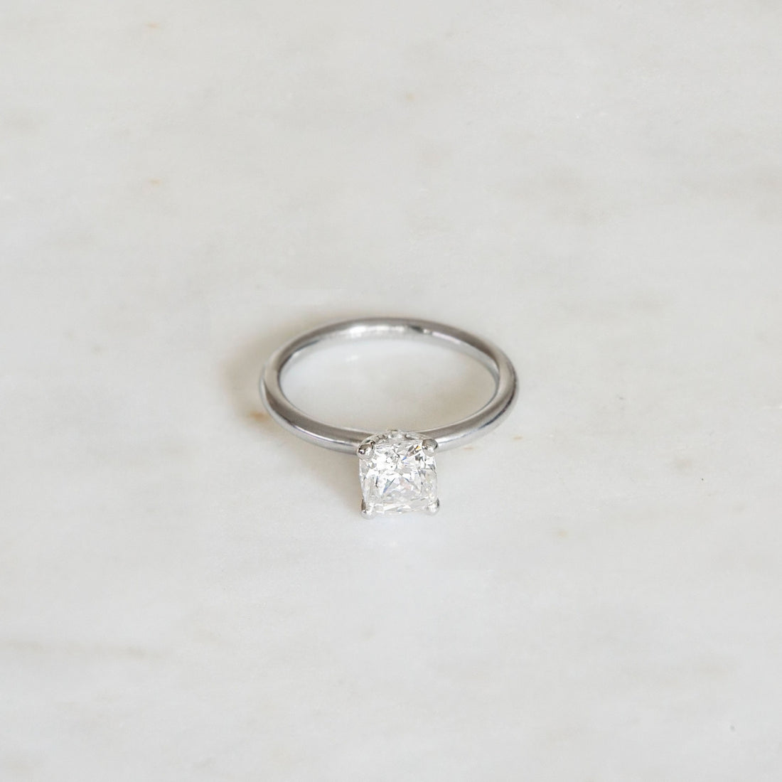 Inez-cushion-cut-förlovningsring-collectees