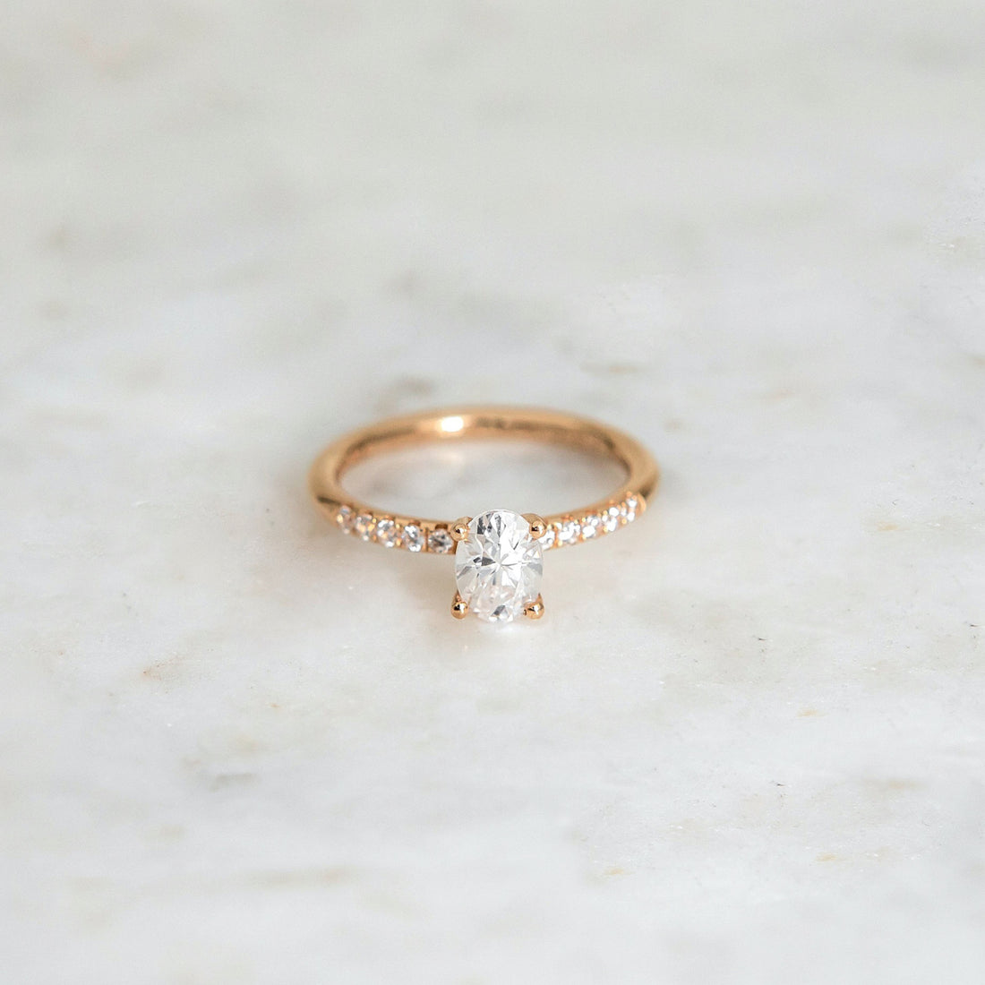 Ernst Forssell Collectées Claire Oval Cut 0,60 ct med sidostenar