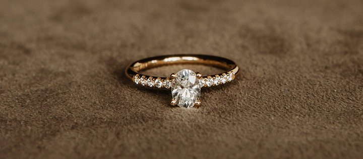 Claire oval cut 0,60ct med sidostenar