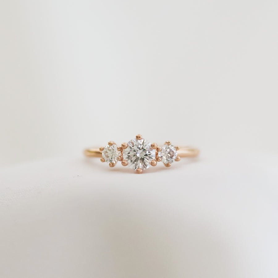 Adele-trestensring-070-rodguld-forlovningsring-9