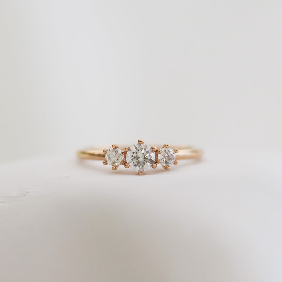 Adele-trestensring-0_35-rodguld-forlovningsring-