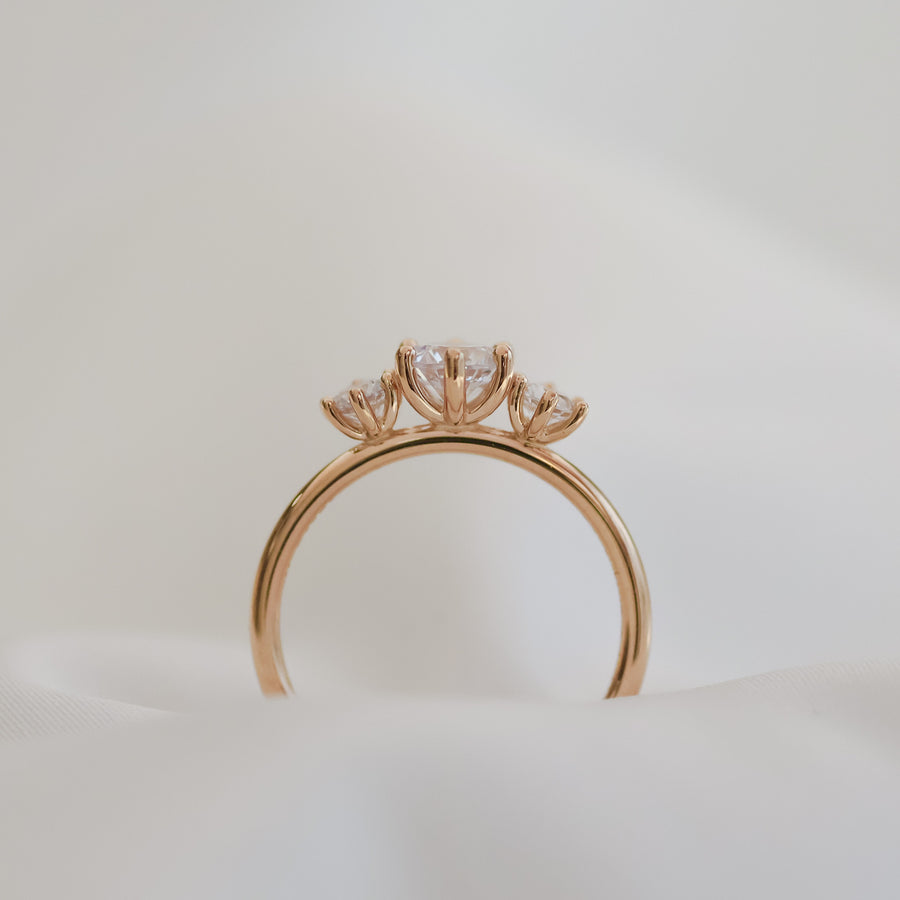 Adele-trestensring-0_70-rodguld-forlovningsring