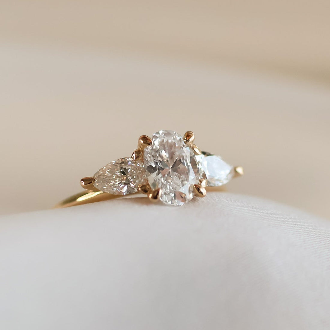 Allison-0_80-0_25-oval-pear-trestensring