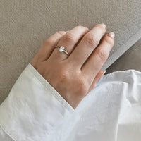 Claire-oval-vitguld-forlovningsring