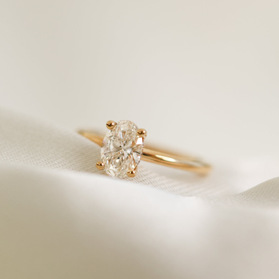 Claire Oval Cut med Hidden Halo Förlovningsring