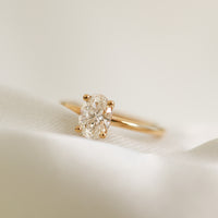 Claire Oval Cut med Hidden Halo Förlovningsring