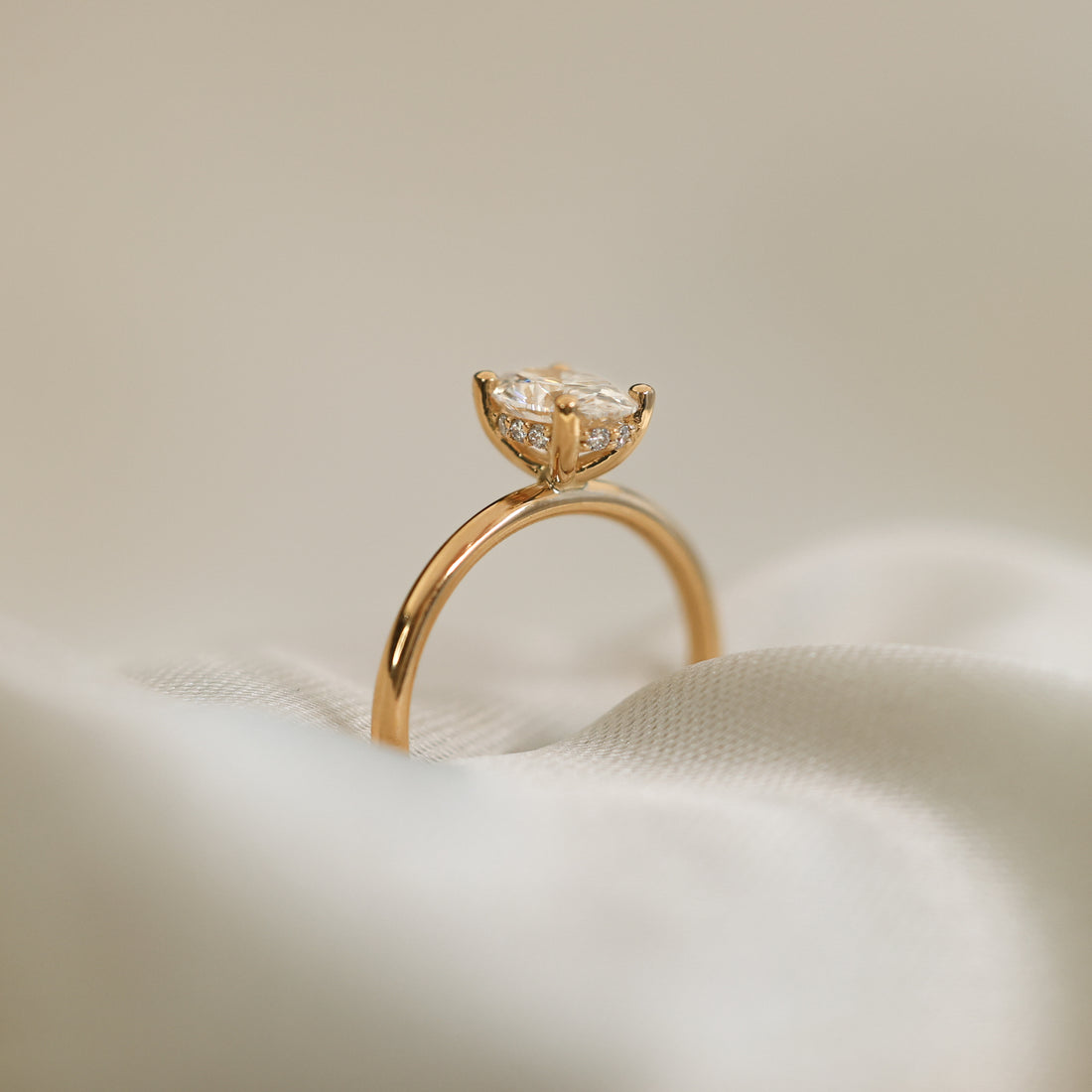 Claire Oval Cut med Hidden Halo Förlovningsring