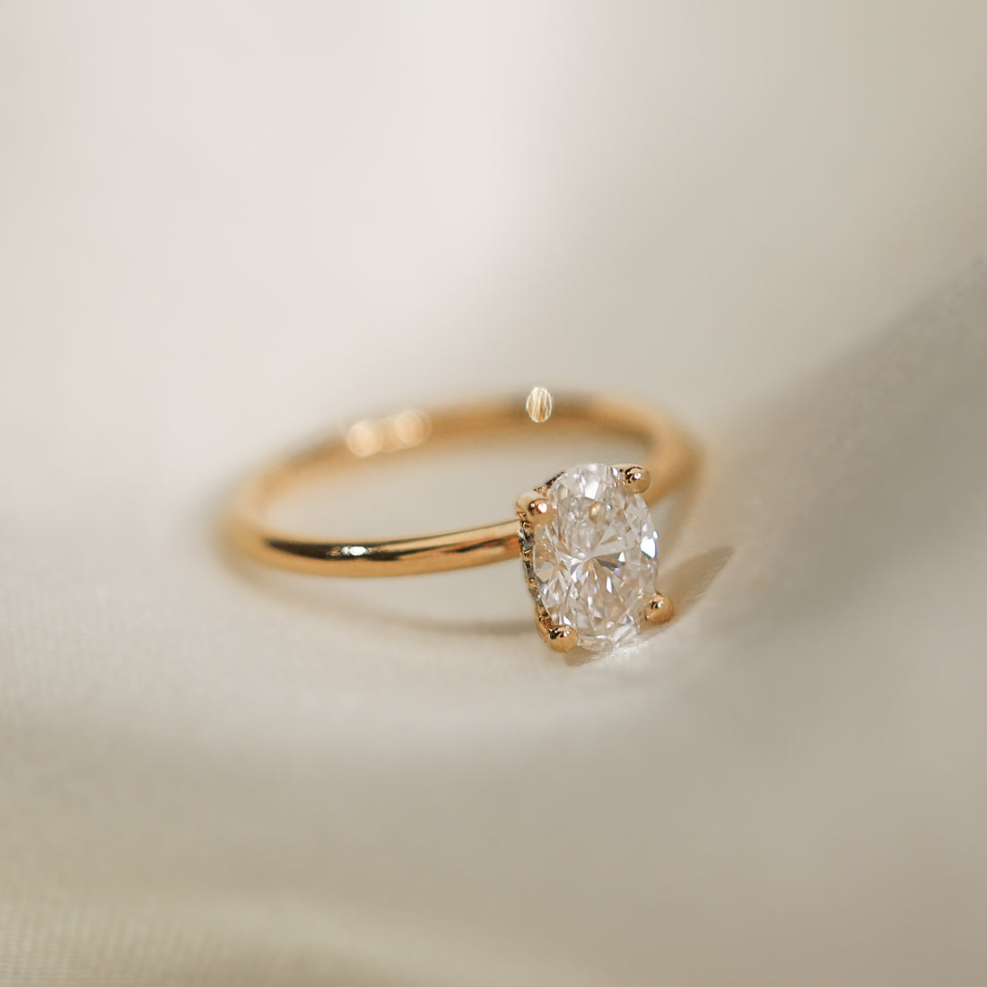 Claire Oval Cut med Hidden Halo Förlovningsring