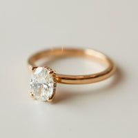 Claire Oval Cut med Hidden Halo Förlovningsring