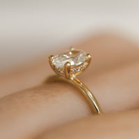 Claire Oval Cut med Hidden Halo Förlovningsring