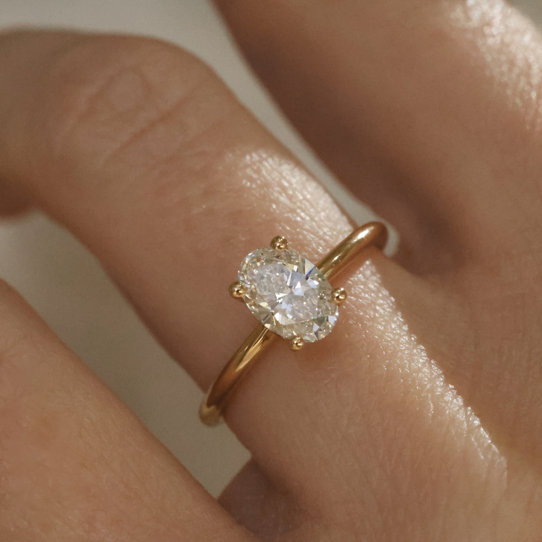 Claire Oval Cut med Hidden Halo Förlovningsring