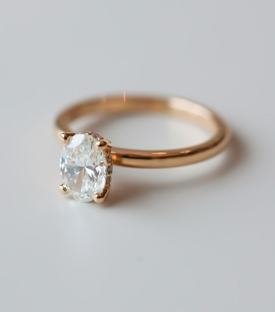 Claire-oval-cut-hidden-halo-forlovningsring-vigselring