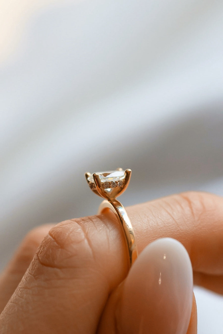 Claire-oval-cut-hidden-halo-solitarring-forlovningsring