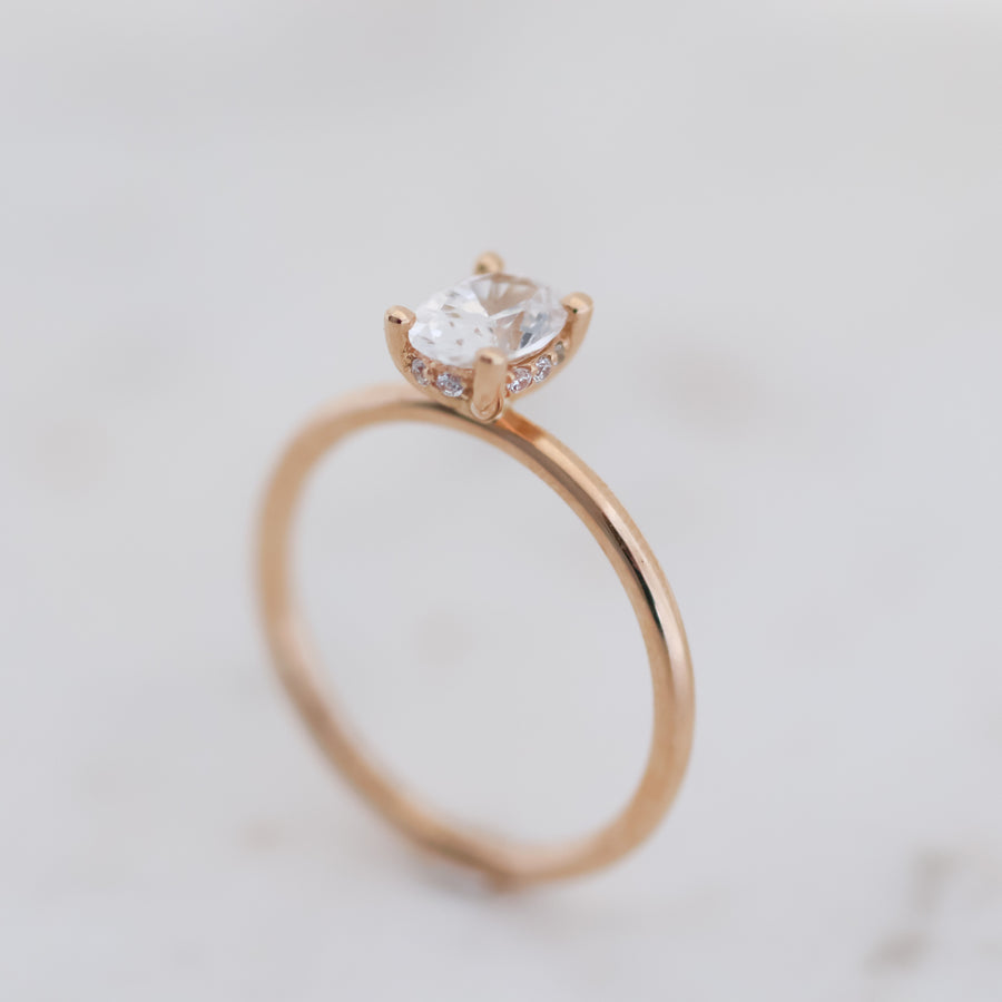 Claire oval cut 0,60ct hidden halo i 18k rödguld