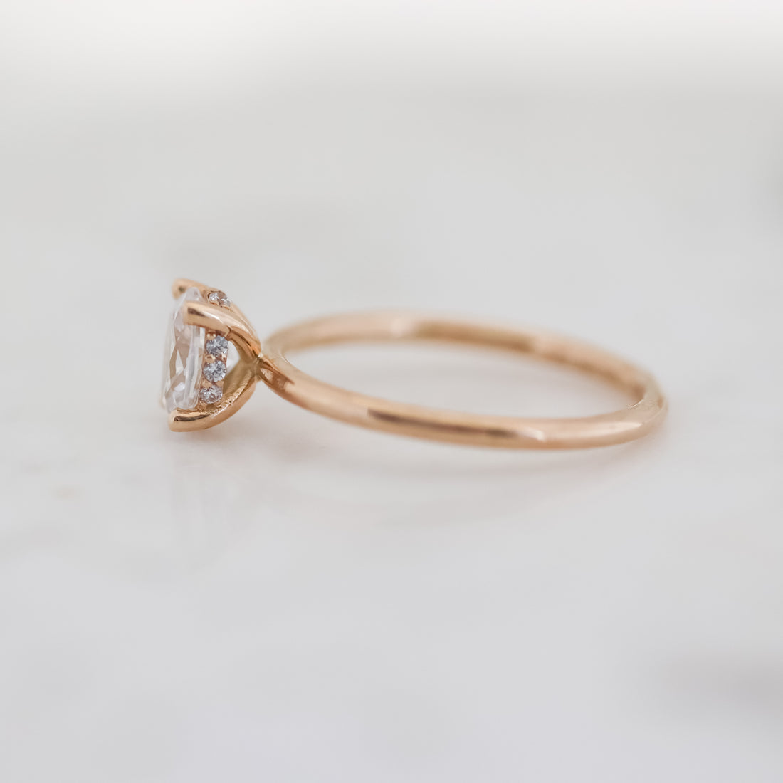 Claire oval cut 0,60ct hidden halo rödguld