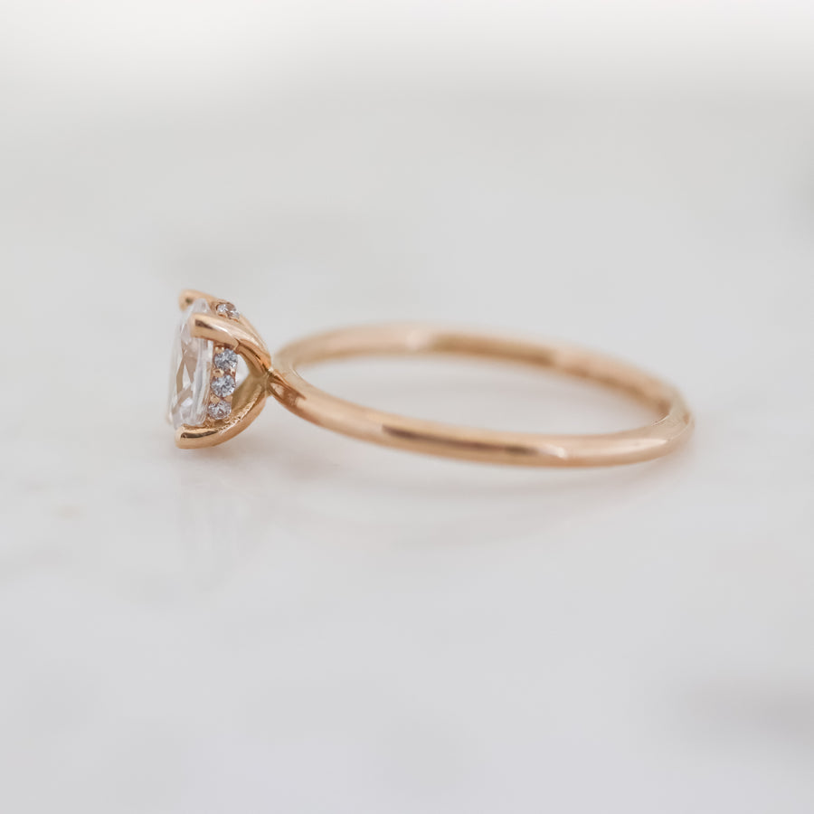 Claire oval cut 0,60ct hidden halo rödguld
