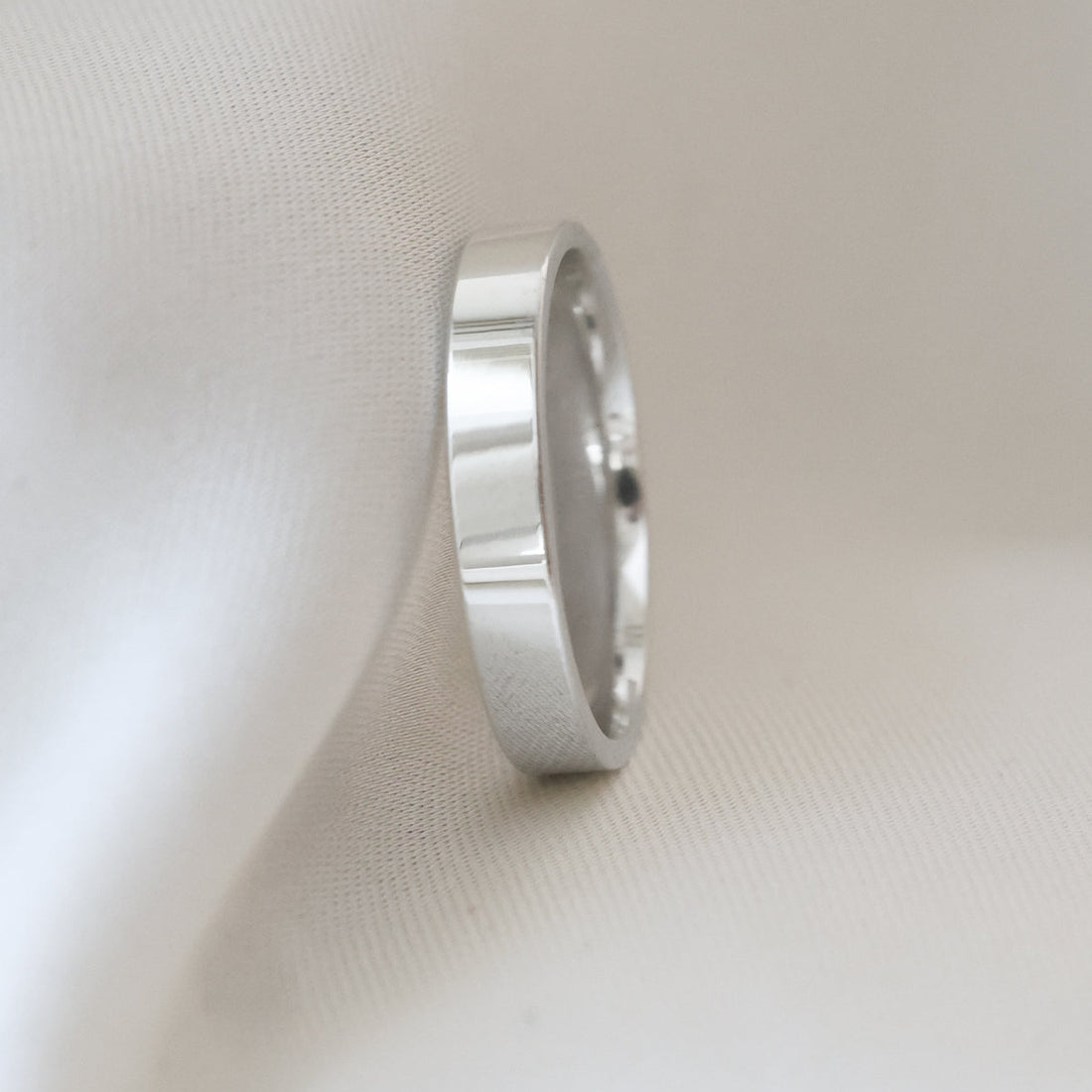 Dorian-4mm-vitguld-forlovningsring