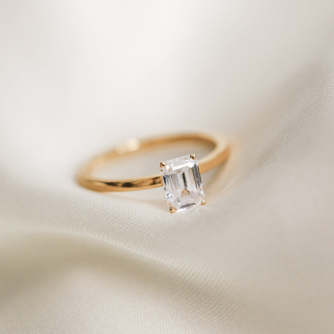 Ella Emerald Cut Förlovningsring