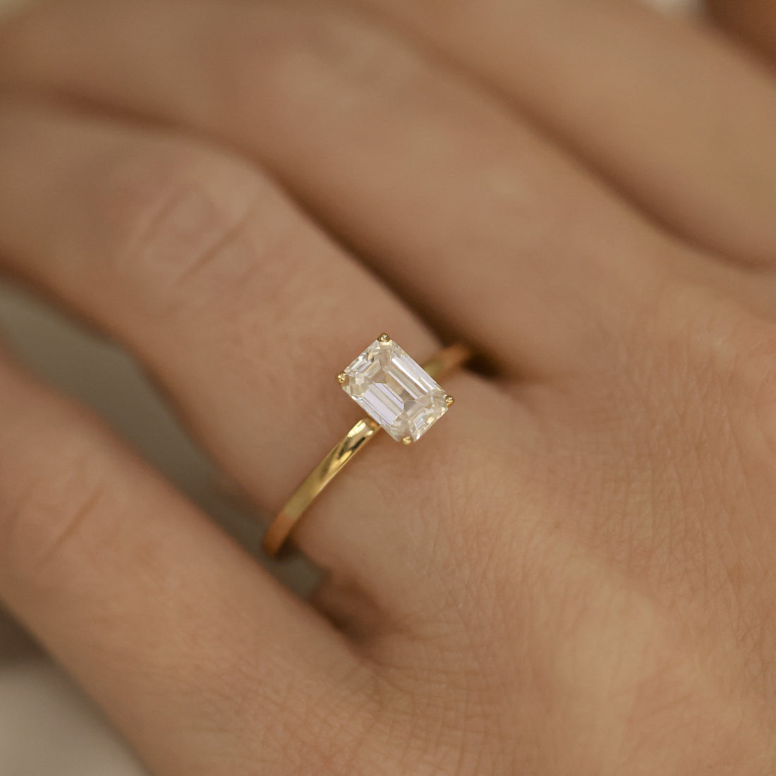 Ella Emerald Cut Förlovningsring