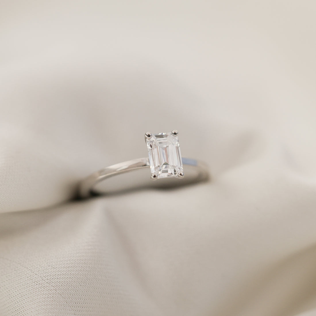 Ella Emerald Cut Förlovningsring