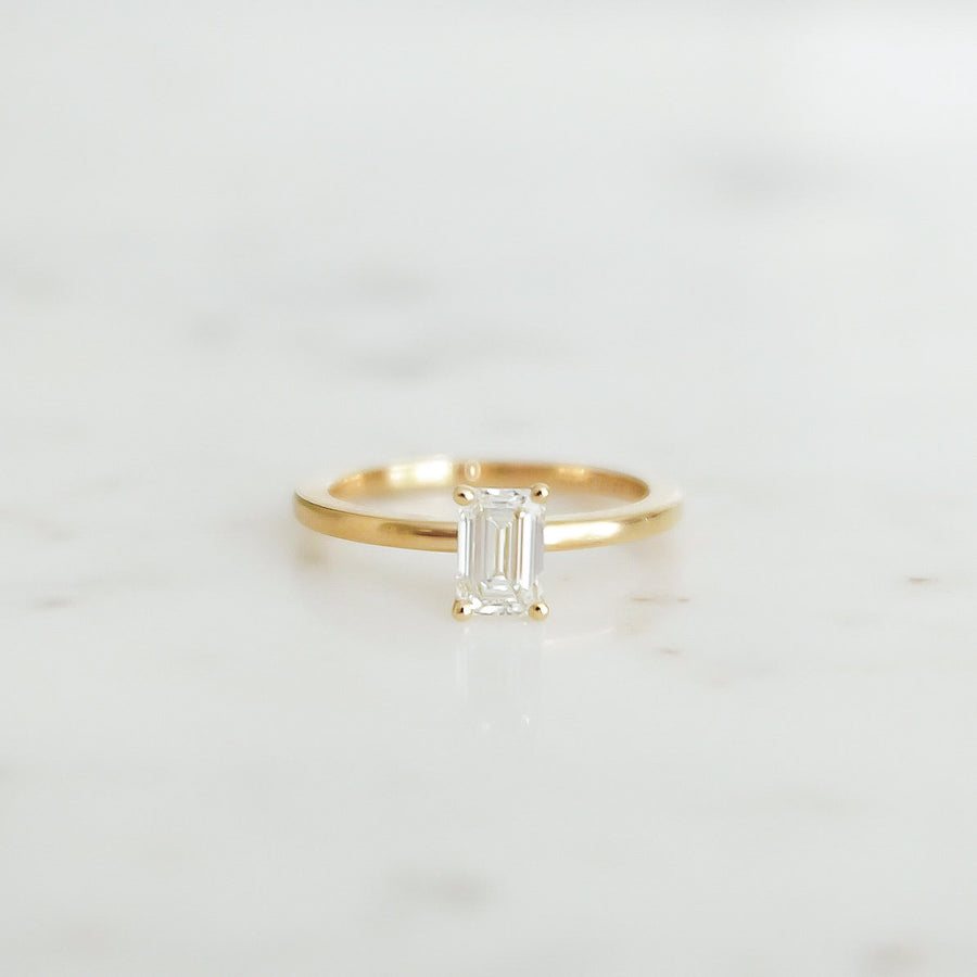 Ella-emerald-cut-solitarring-forlovningsring