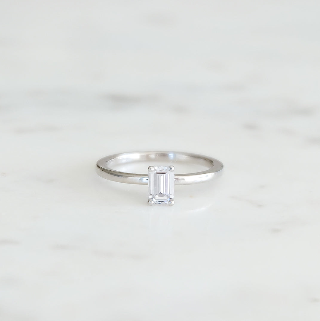 Ella-emerald-cut-vitguld-forlovningsring