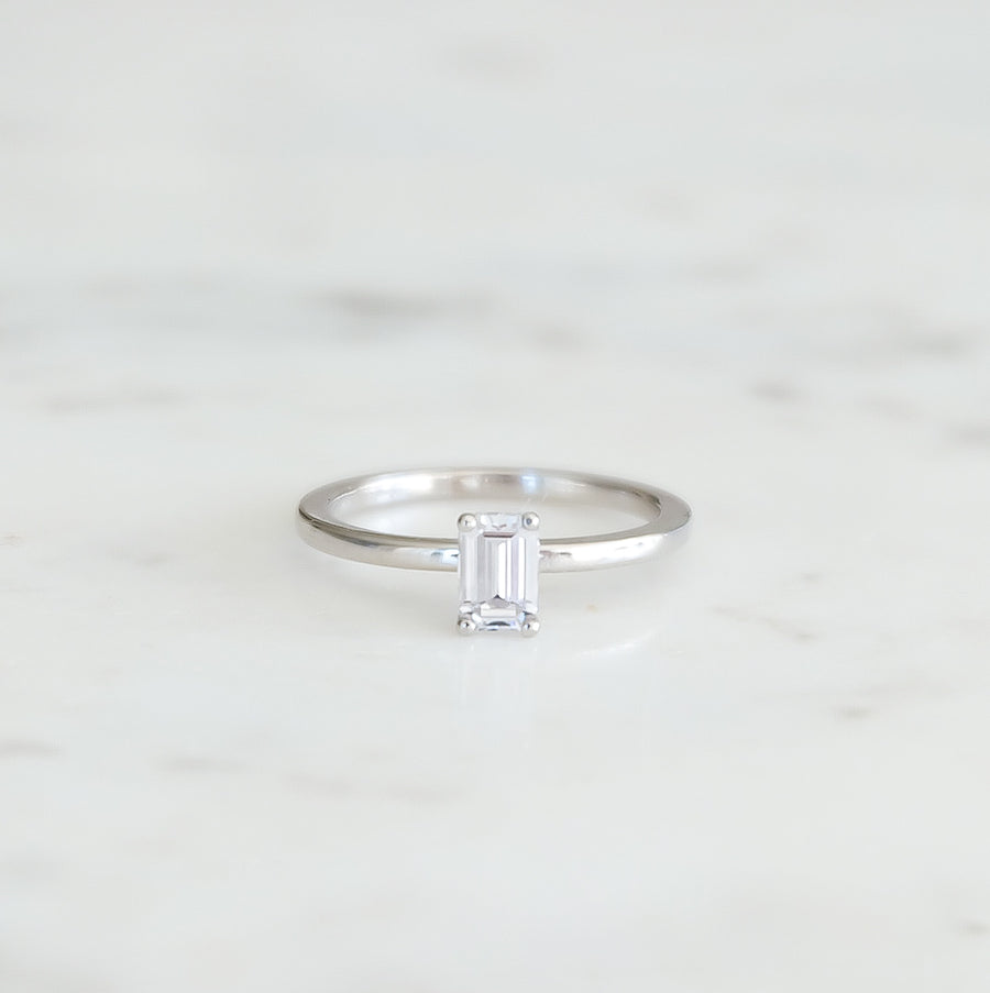 Ella-emerald-cut-vitguld-forlovningsring