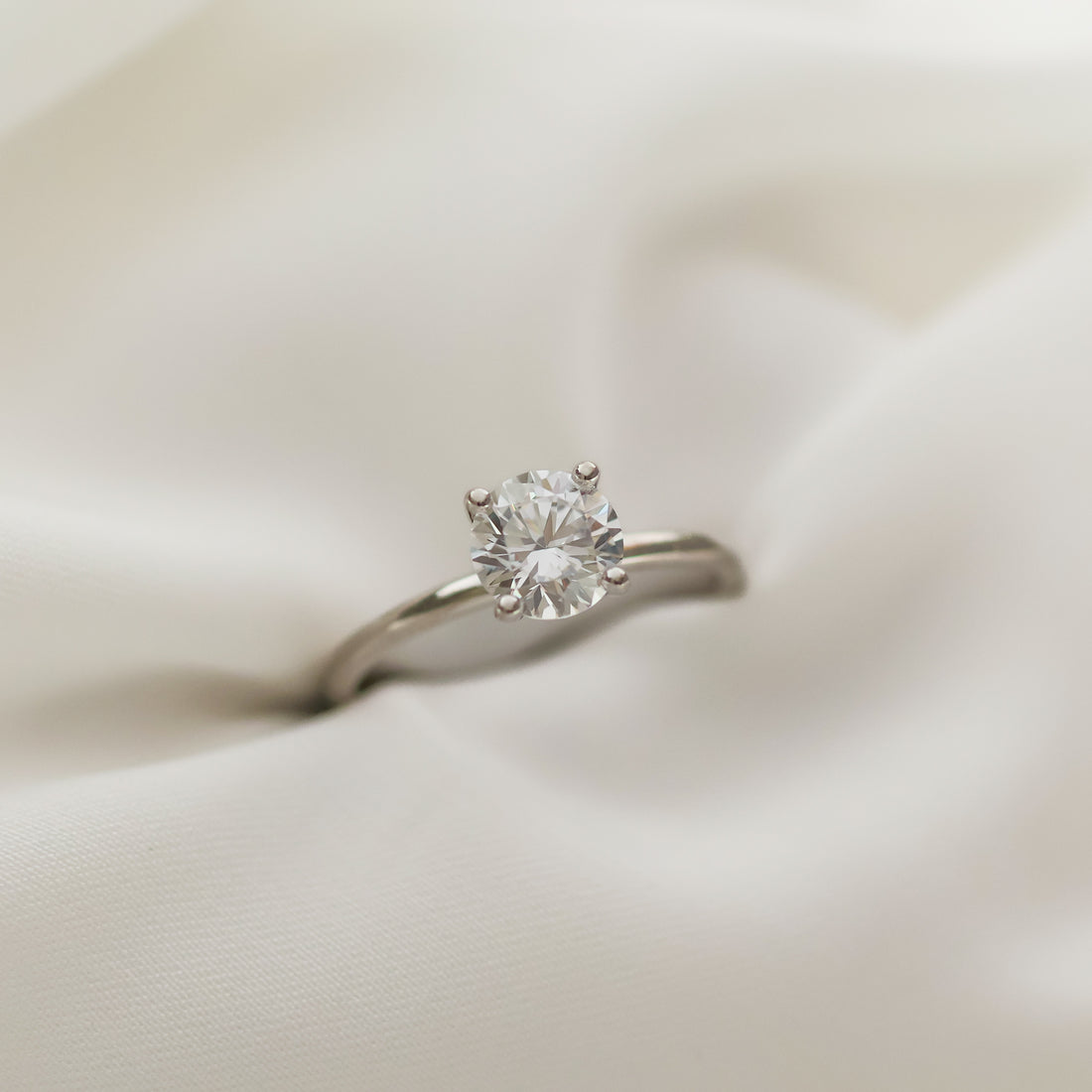 Florens-1_25-vitguld-solitarring-forlovningsring