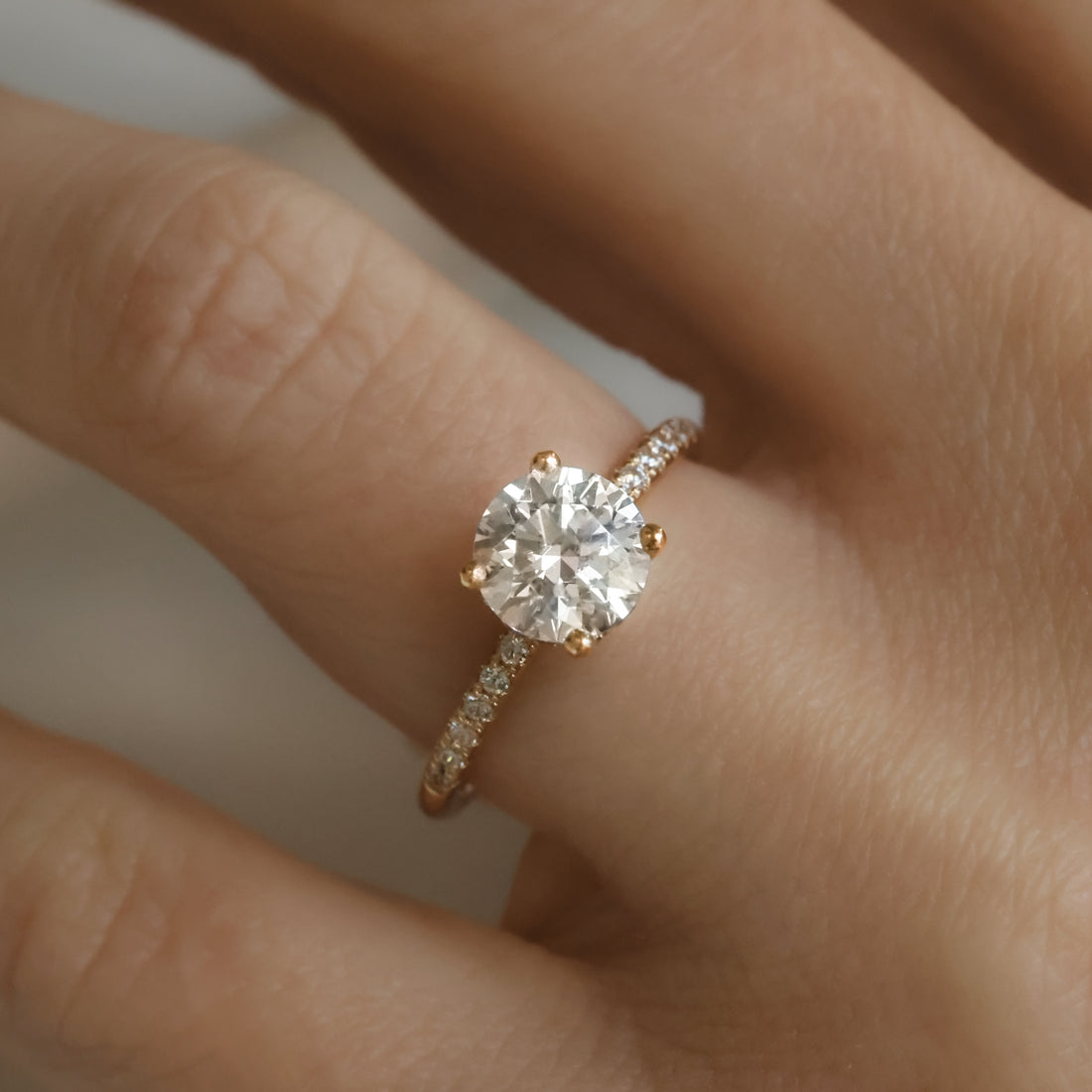 Ernst Forssell Collectées Florens Förlovningsring med sidostenar och Hidden Halo