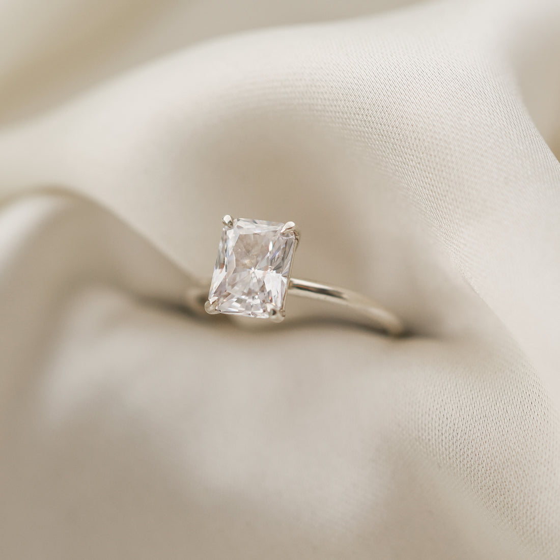 Kate-radiant-2_60-vitguld-forlovningsring-4