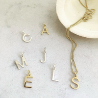 CU Jewellery Letters gold berlock (olika bokstäver)