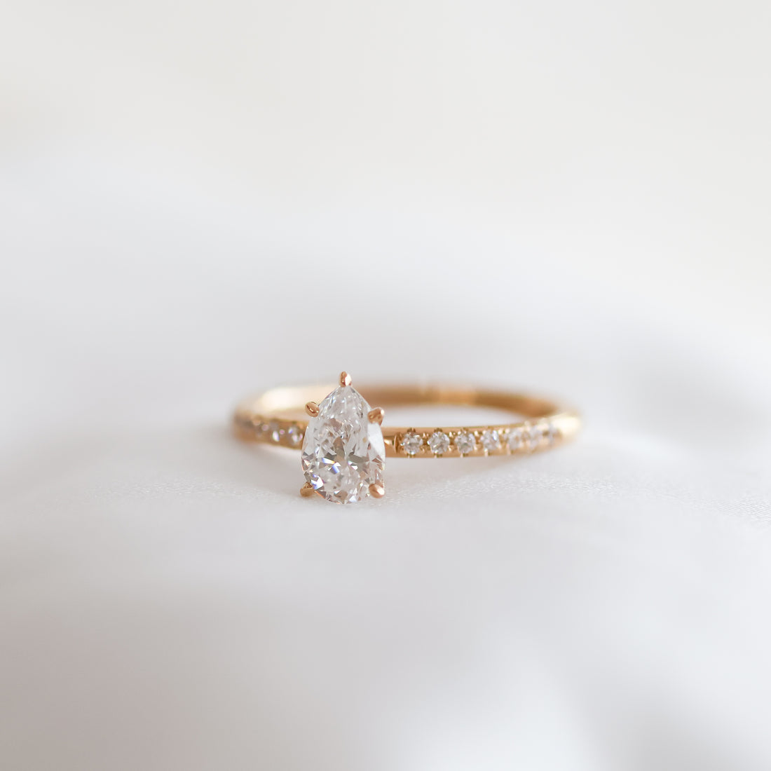 Lucie-pear-cut-0_70-rodguld-forlovningsring