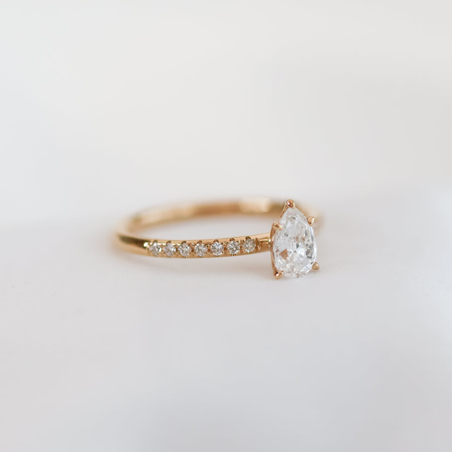 Lucie-pear-cut-0_70-rodguld-forlovningsring