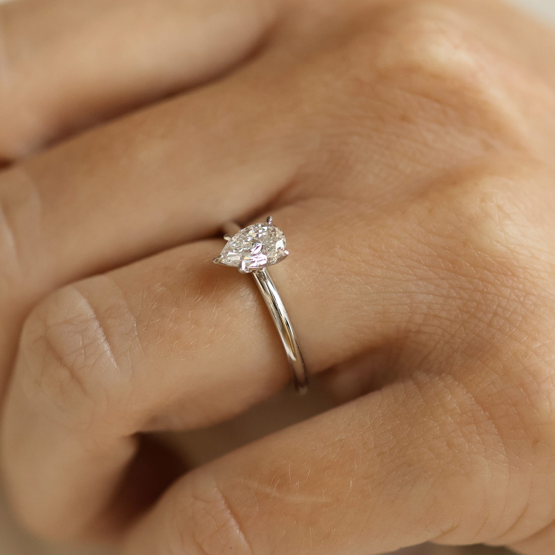 Lucie-pear-cut-0_70-ct-vitguld-forlovningsring
