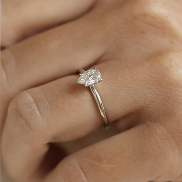 Ernst Forssell Collectées Lucie Pear Cut 0,70 ct Förlovningsring