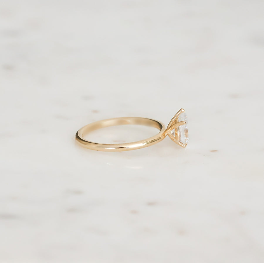 Lucie-pear-cut-1_10-rodguld-forlovningsring