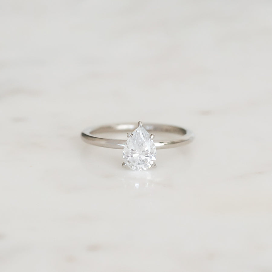 Ernst Forssell Collectées Lucie Pear Cut 1,10 ct Förlovningsring