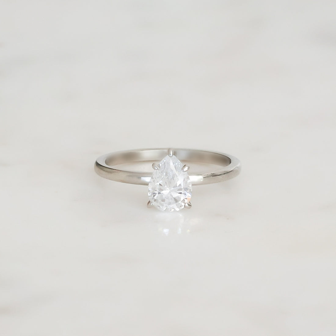 Lucie-pear-cut-1_10-vitguld-forlovningsring