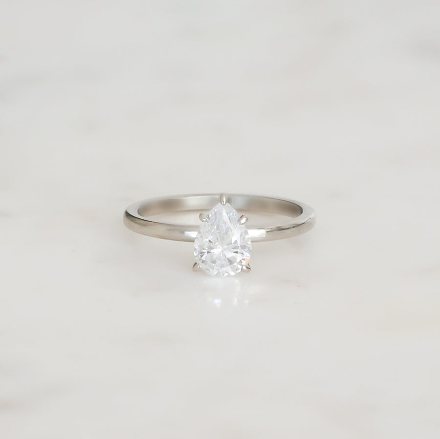 Lucie-pear-cut-1_10-vitguld-forlovningsring