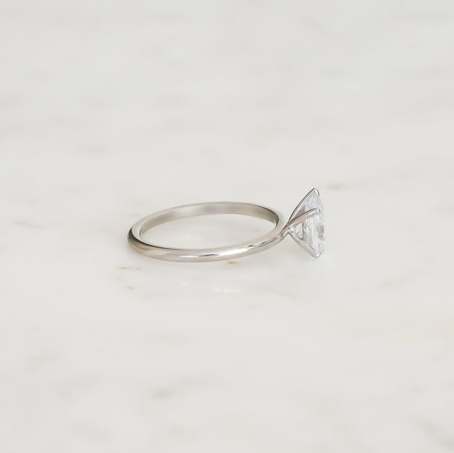 Lucie-pear-cut-1_10-vitguld-forlovningsring