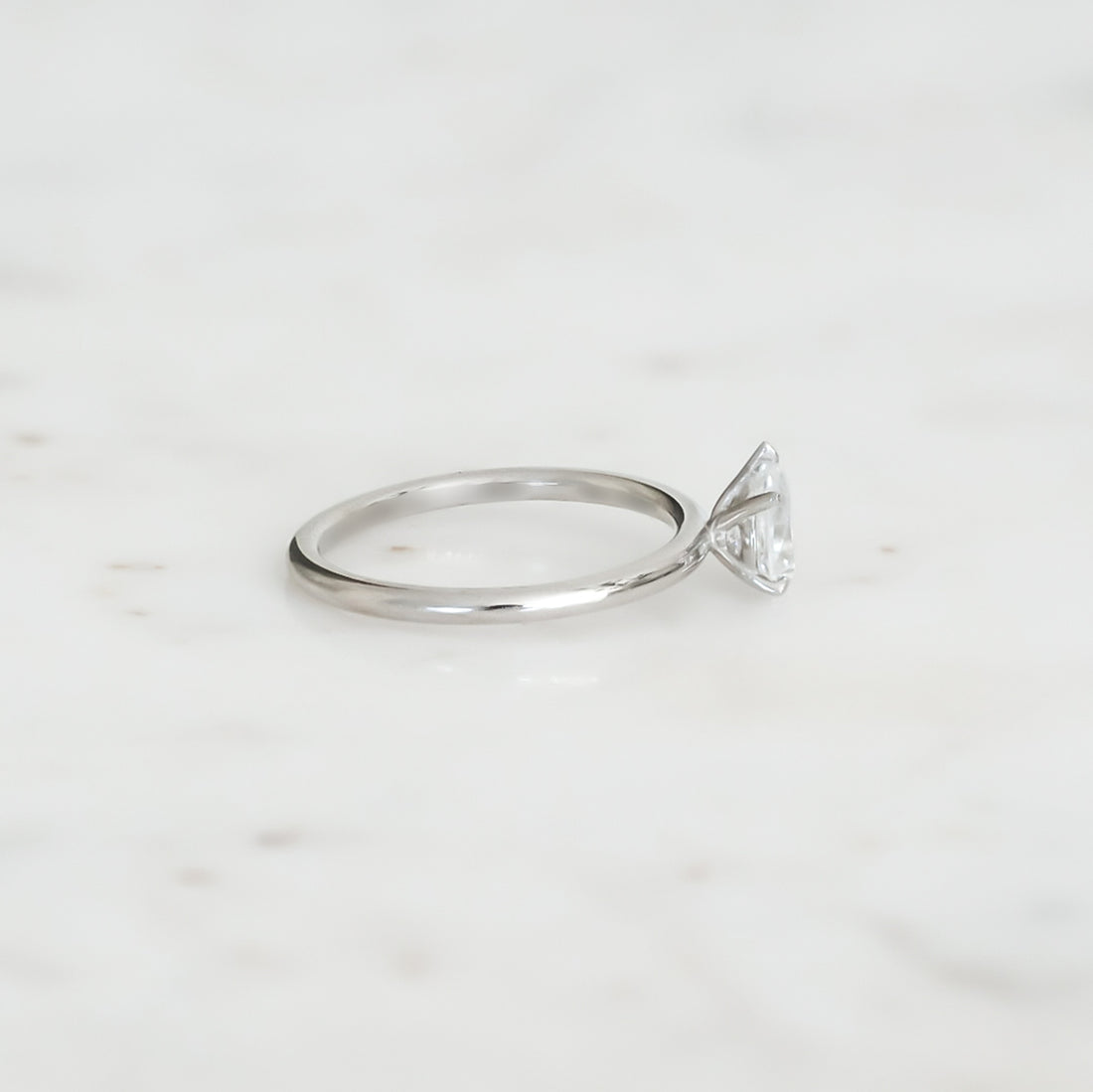  Analyzing image    Luice-pear-cut-0_70-vitguld-forlovningsring